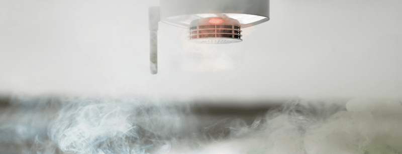 Bilde av røyk under en røykvarsler